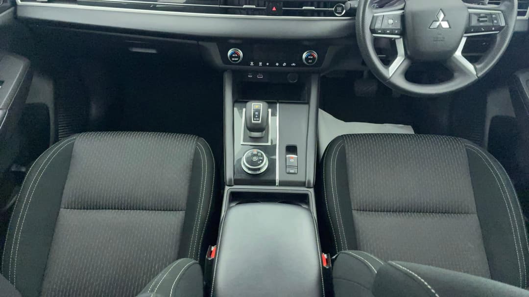 2023 Mitsubishi Outlander Es 7 Seat (2WD), Automatic, 35671 km, Center Console