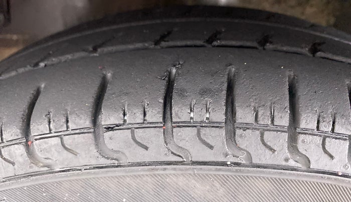 2014 Hyundai Eon ERA PLUS, Petrol, Manual, 30,902 km, Left Front Tyre Tread