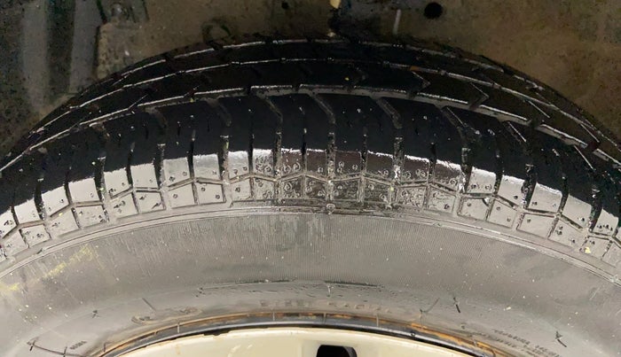 2014 Maruti Swift VXI D, Petrol, Manual, 60,171 km, Left Front Tyre Tread