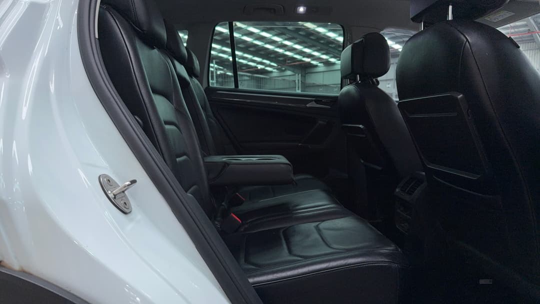 2017 Volkswagen Tiguan 162 Tsi Sportline, Automatic, 107982 km, Right Side Rear Door Cabin View