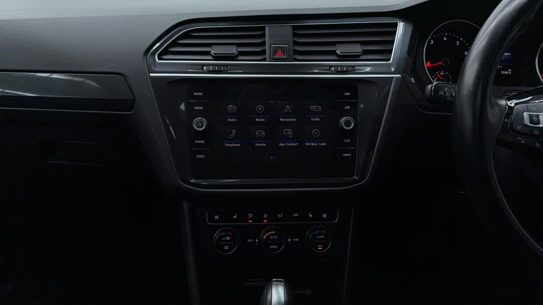 2017 Volkswagen Tiguan 162 Tsi Sportline, Automatic, 107982 km, Center Console