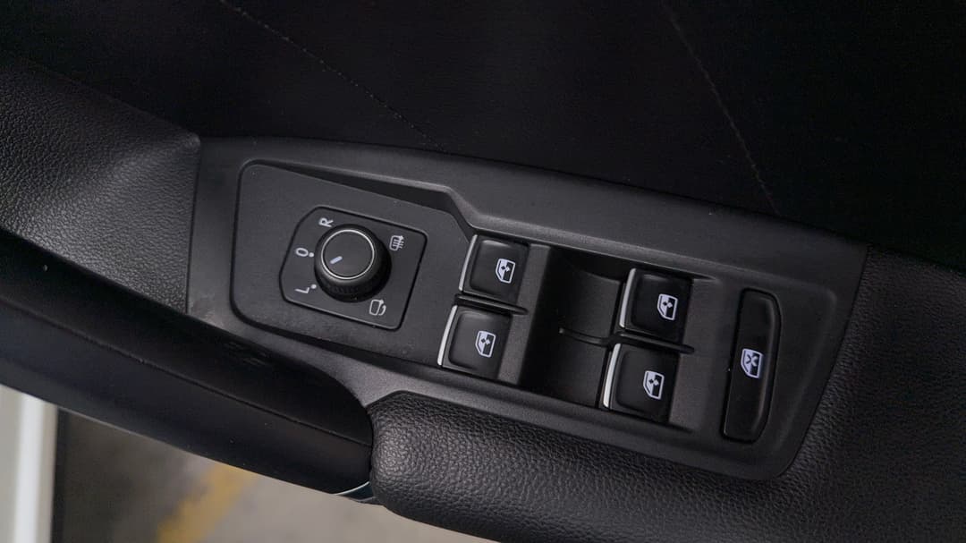 2017 Volkswagen Tiguan 162 Tsi Sportline, Automatic, 107982 km, Drivers Side Door Panel Controls