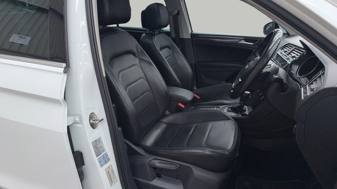 2017 Volkswagen Tiguan 162 Tsi Sportline, Automatic, 107982 km, Right Side Front Door Cabin View