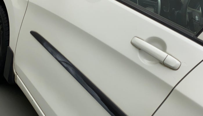 2016 Maruti Celerio ZXI, Petrol, Manual, 63,983 km, Front passenger door - Minor scratches
