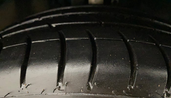 2015 Volkswagen Vento HIGHLINE 1.6 MPI, Petrol, Manual, 54,071 km, Right Front Tyre Tread