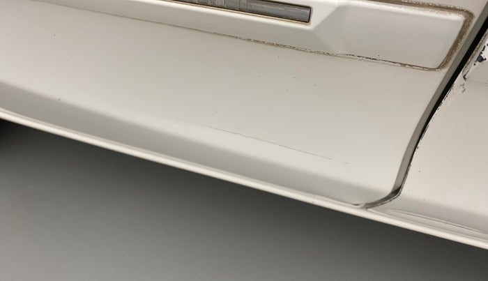 2011 Toyota Etios G, Petrol, Manual, 1,01,593 km, Right rear door - Minor scratches
