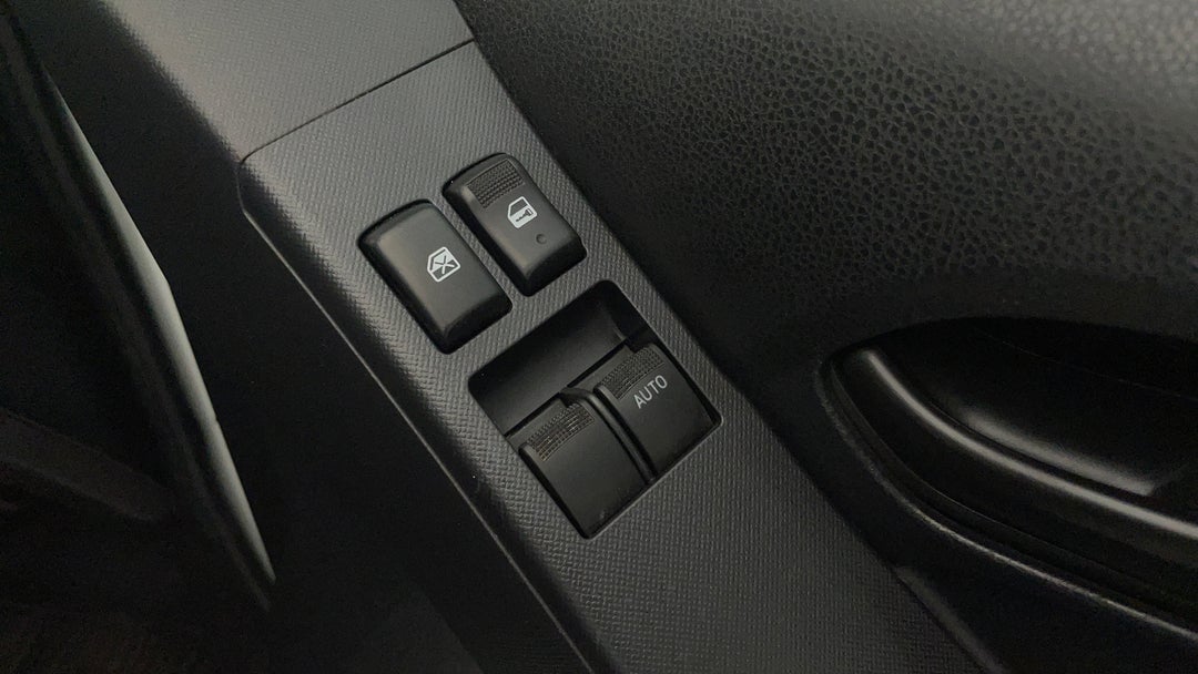 2020 Isuzu D-MAX Sx Hi-ride (4x2), Automatic, 129118 km, Drivers Side Door Panel Controls