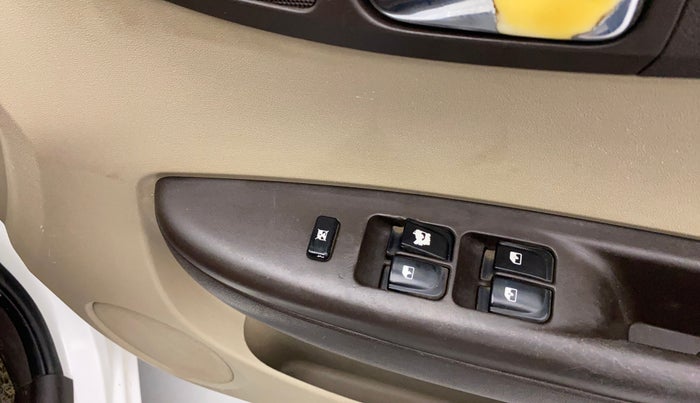 2011 Hyundai i20 MAGNA 1.4 CRDI, Diesel, Manual, 96,235 km, Right front window switch / handle - Minor damage