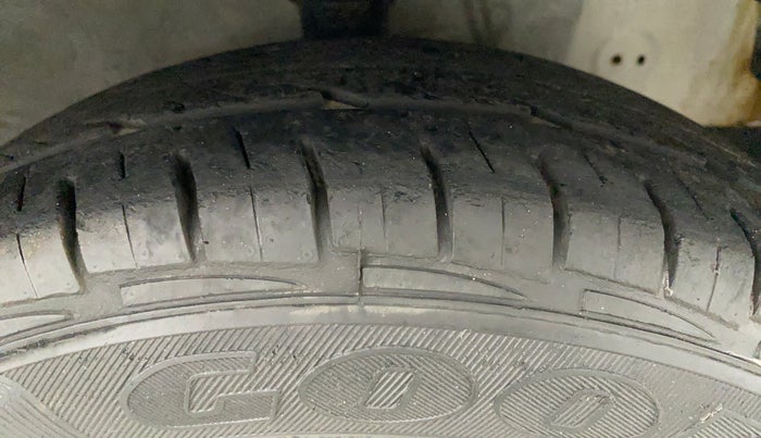 2016 Hyundai Eon ERA +, Petrol, Manual, 27,960 km, Right Front Tyre Tread