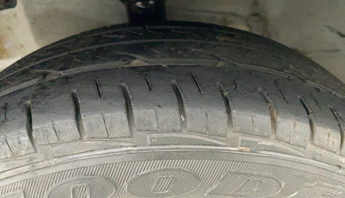 2016 Hyundai Eon ERA +, Petrol, Manual, 27,960 km, Left Front Tyre Tread