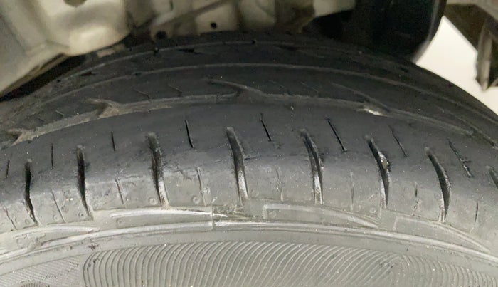 2016 Hyundai Eon ERA +, Petrol, Manual, 27,960 km, Left Rear Tyre Tread