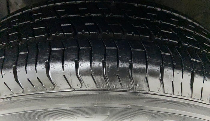 2013 Maruti Swift VXI D, Petrol, Manual, 17,576 km, Left Front Tyre Tread