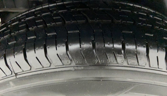 2013 Maruti Swift VXI D, Petrol, Manual, 17,576 km, Right Rear Tyre Tread