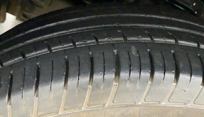 2018 Mahindra TUV 300 PLUS P8, Diesel, Manual, 83,004 km, Left Front Tyre Tread
