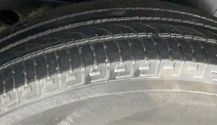 2018 Mahindra TUV 300 PLUS P8, Diesel, Manual, 83,004 km, Right Rear Tyre Tread