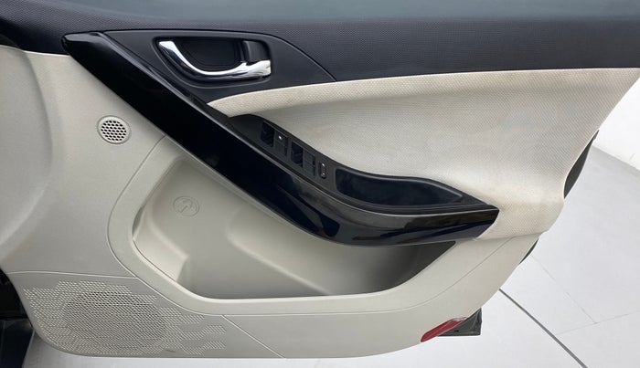 2020 Tata NEXON XZ+ 1.2, Petrol, Manual, 10,381 km, Driver Side Door Panels Control