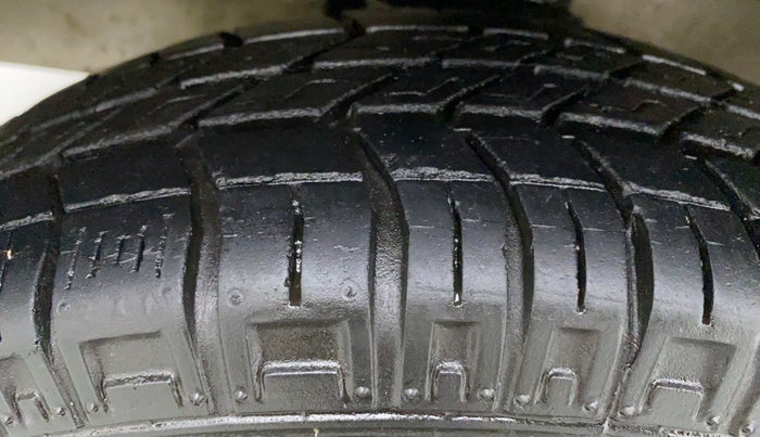 2015 Maruti Eeco 7 STR, Petrol, Manual, 10,344 km, Right Rear Tyre Tread