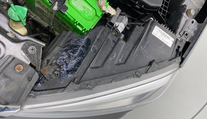 2020 Maruti Vitara Brezza ZXI PLUS AT SHVS, Petrol, Automatic, 46,773 km, Left headlight - Clamp has minor damage