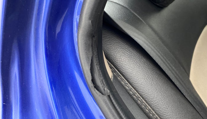 2014 Hyundai Xcent SX 1.1 CRDI OPT, Diesel, Manual, 70,559 km, Right rear door - Beading has minor damage