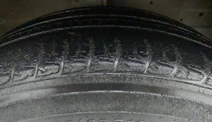 2015 Maruti Ciaz VXI, Petrol, Manual, 62,793 km, Right Front Tyre Tread