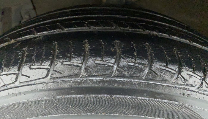 2015 Maruti Ciaz VXI, Petrol, Manual, 62,793 km, Left Front Tyre Tread