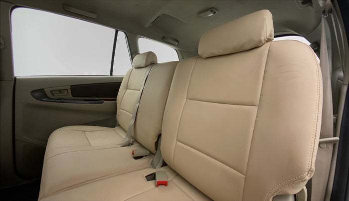 2013 Toyota Innova 2.5 GX 8 STR BS IV, Diesel, Manual, 1,78,065 km, Right Side Rear Door Cabin