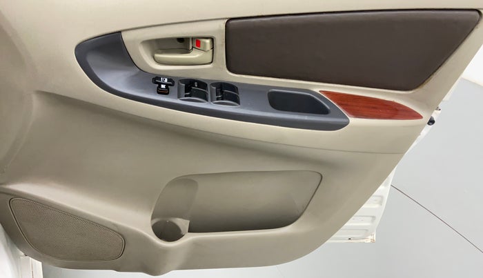 2013 Toyota Innova 2.5 GX 8 STR BS IV, Diesel, Manual, 1,78,065 km, Driver Side Door Panels Control