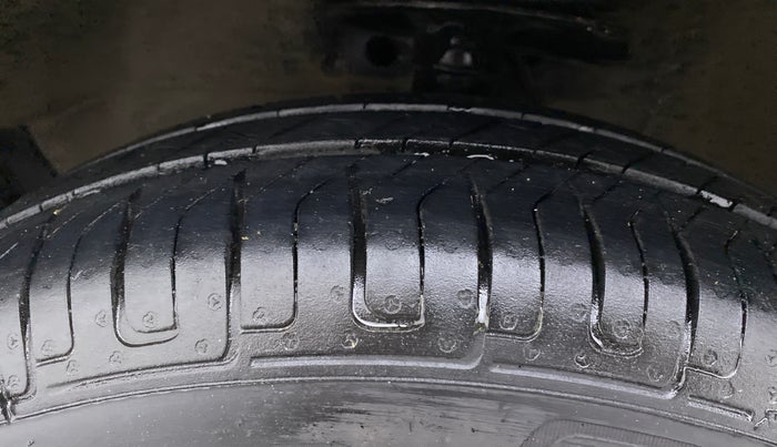 2011 Maruti Ritz VXI, Petrol, Manual, 86,217 km, Left Front Tyre Tread