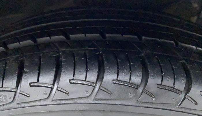2017 Maruti Ciaz ZETA 1.4 VVT, Petrol, Manual, 8,158 km, Right Rear Tyre Tread