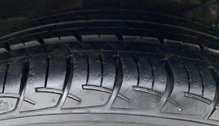 2017 Maruti Ciaz ZETA 1.4 VVT, Petrol, Manual, 8,158 km, Right Front Tyre Tread