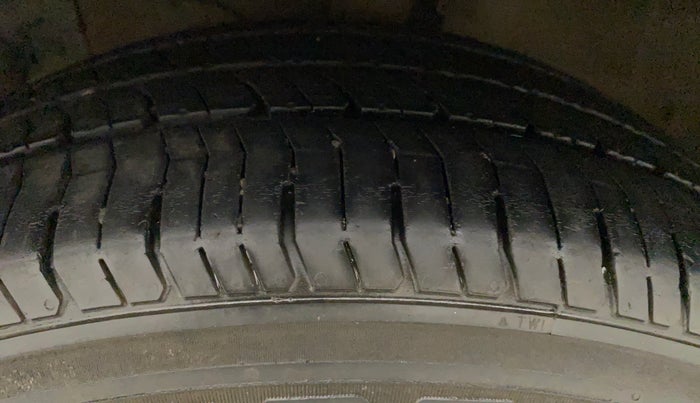 2016 Maruti Ciaz ZXI AT, Petrol, Automatic, 1,03,198 km, Left Front Tyre Tread