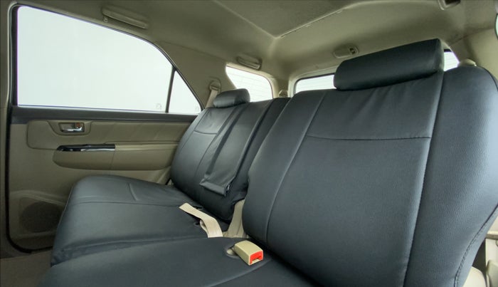 2012 Toyota Fortuner 3.0 MT 4X4, Diesel, Manual, 1,47,757 km, Right Side Rear Door Cabin