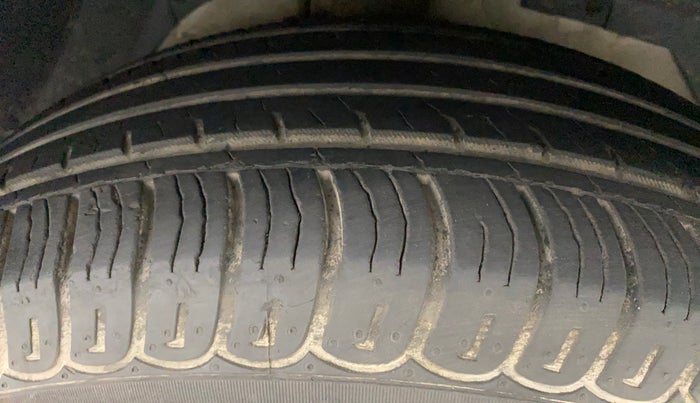 2018 Mahindra XUV500 W7, Diesel, Manual, 18,486 km, Right Front Tyre Tread