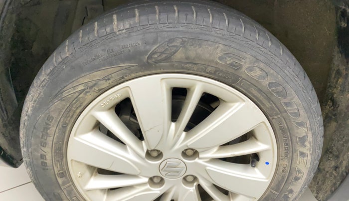 2017 Maruti Swift ZXI, Petrol, Manual, 51,023 km, Left front tyre - Minor crack
