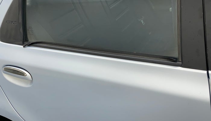 2011 Toyota Etios V, Petrol, Manual, 69,350 km, Right rear door - Weather strip has minor damage
