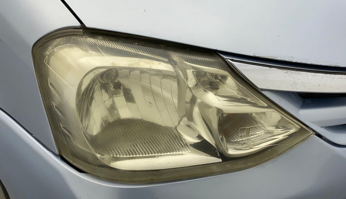 2011 Toyota Etios V, Petrol, Manual, 69,350 km, Right headlight - Minor scratches