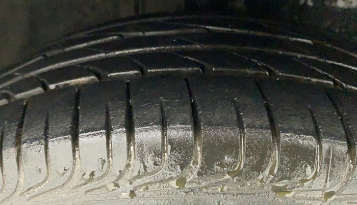 2011 Toyota Etios V, Petrol, Manual, 69,350 km, Right Front Tyre Tread