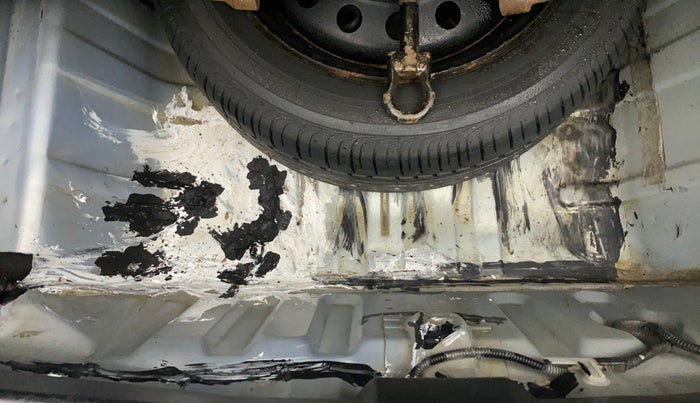 2011 Toyota Etios V, Petrol, Manual, 69,350 km, Boot floor - Slight discoloration