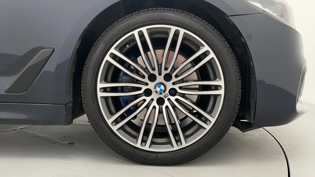 2017 BMW 5 30i M Sport, Automatic, 157603 km, Right Front Wheel