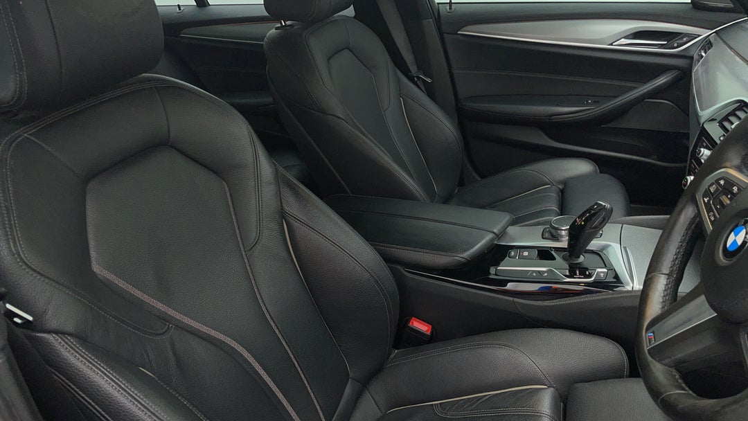 2017 BMW 5 30i M Sport, Automatic, 157603 km, Right Side Front Door Cabin View