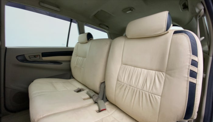 2014 Toyota Innova 2.5 GX 8 STR BS IV, Diesel, Manual, 70,258 km, Right Side Rear Door Cabin