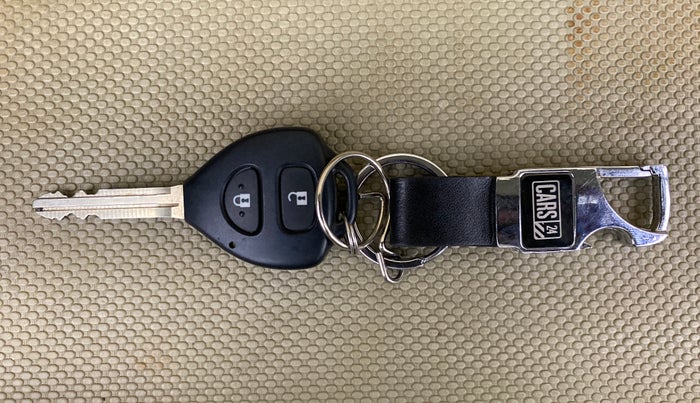 2014 Toyota Innova 2.5 GX 8 STR BS IV, Diesel, Manual, 70,258 km, Key Close Up