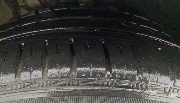 2014 Volkswagen Vento COMFORTLINE TSI AT, Petrol, Automatic, 40,575 km, Right Front Tyre Tread