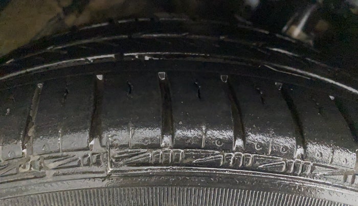 2014 Volkswagen Vento COMFORTLINE TSI AT, Petrol, Automatic, 40,575 km, Right Rear Tyre Tread