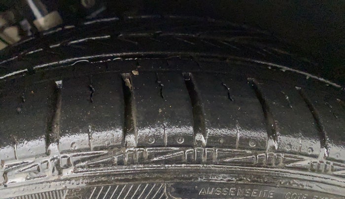 2014 Volkswagen Vento COMFORTLINE TSI AT, Petrol, Automatic, 40,575 km, Left Front Tyre Tread
