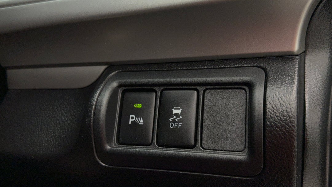 2017 Toyota Camry Altise, Automatic, 104571 km, Utility Switches/Buttons