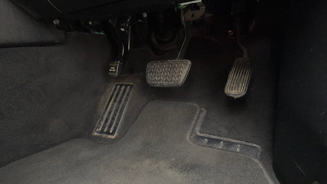 2017 Toyota Camry Altise, Automatic, 104571 km, Pedals and Footmat