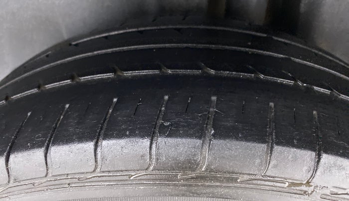2014 Maruti Ciaz VXI PLUS, Petrol, Manual, 44,229 km, Left Rear Tyre Tread