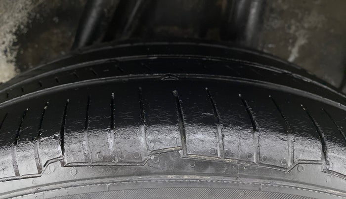 2014 Honda City 1.5L I-VTEC V MT, Petrol, Manual, 1,08,573 km, Left Rear Tyre Tread