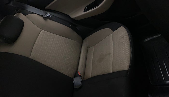 2016 Hyundai Elite i20 ASTA 1.2 (O), Petrol, Manual, 1,15,411 km, Second-row left seat - Cover slightly stained
